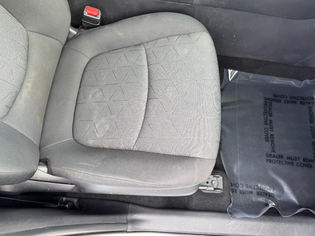 Toyota RAV4 Vehicle Full-screen Gallery Image 19