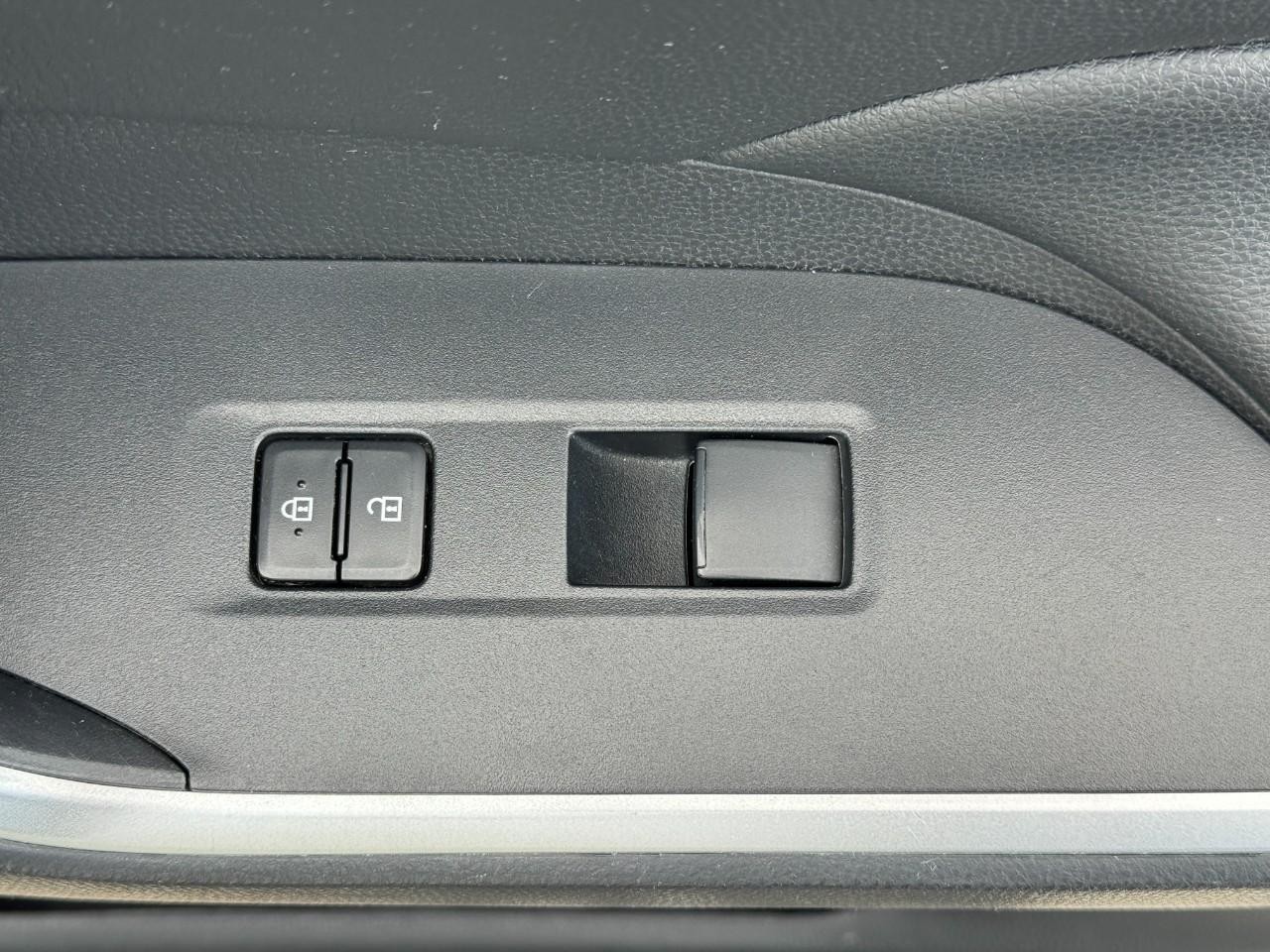 Toyota RAV4 Vehicle Full-screen Gallery Image 22