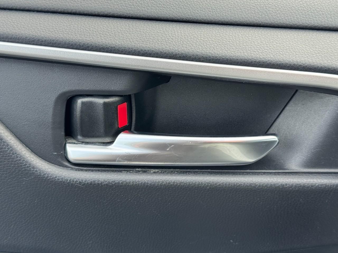 Toyota RAV4 Vehicle Full-screen Gallery Image 23