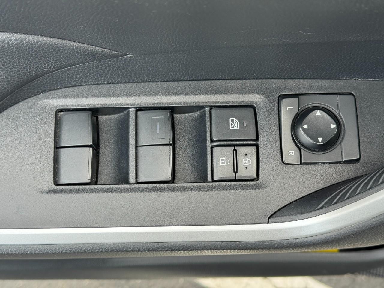 Toyota RAV4 Vehicle Full-screen Gallery Image 24