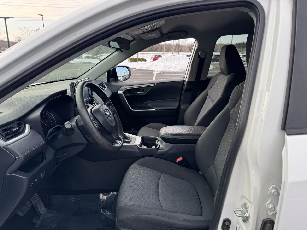 Toyota RAV4 Vehicle Full-screen Gallery Image 25