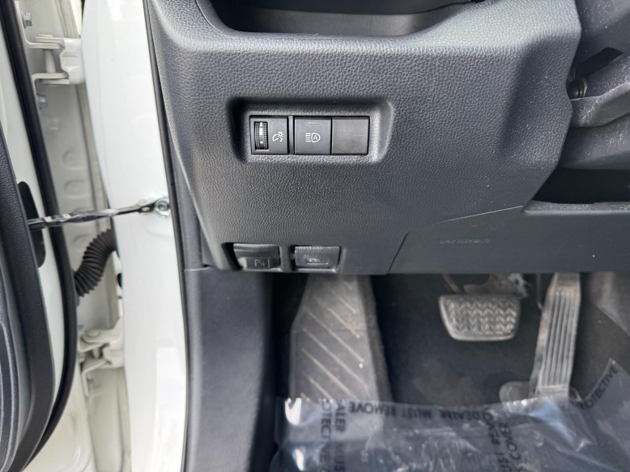 Toyota RAV4 Vehicle Full-screen Gallery Image 28