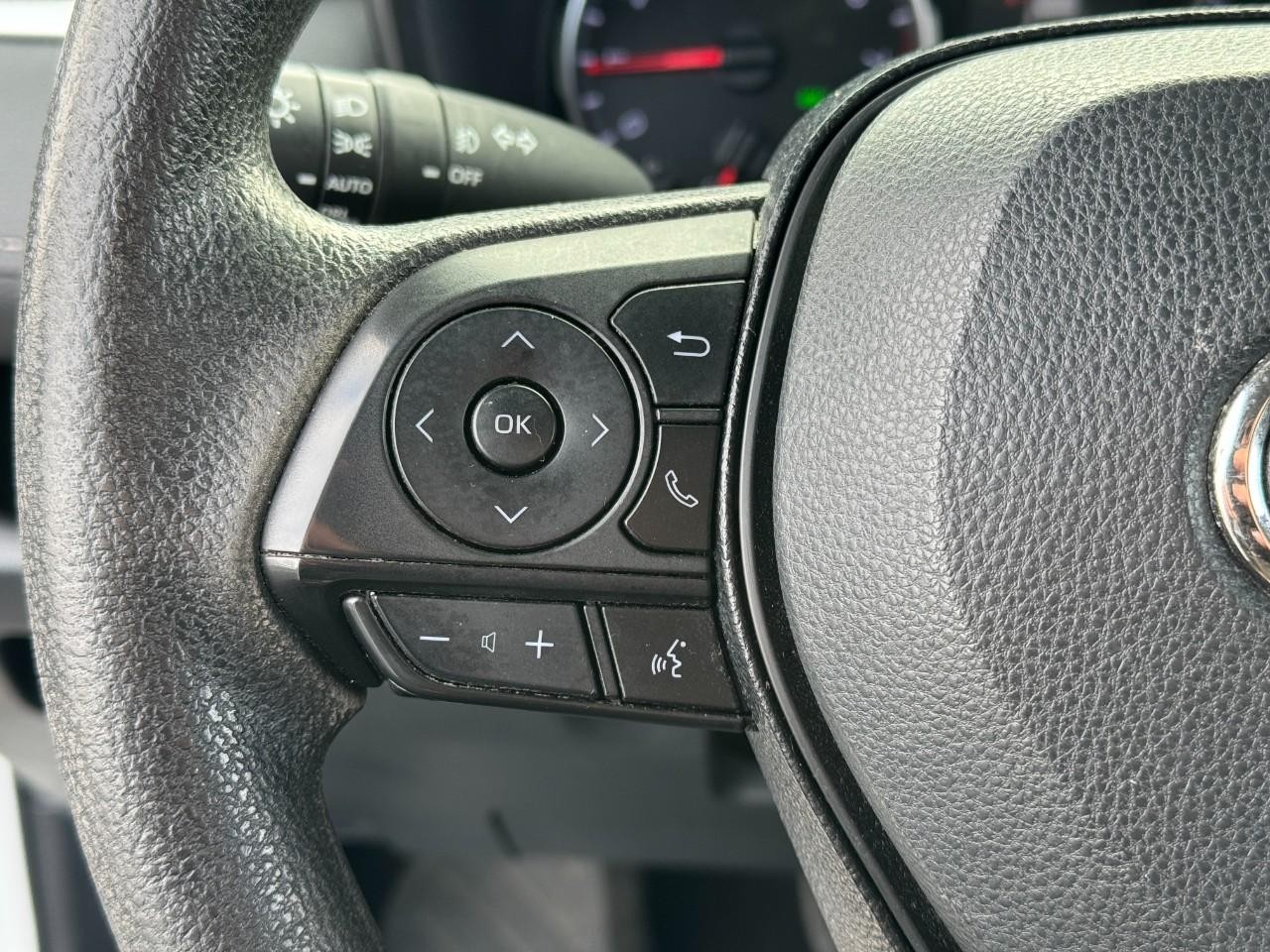 Toyota RAV4 Vehicle Full-screen Gallery Image 29