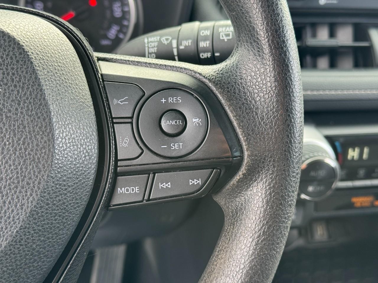 Toyota RAV4 Vehicle Full-screen Gallery Image 30