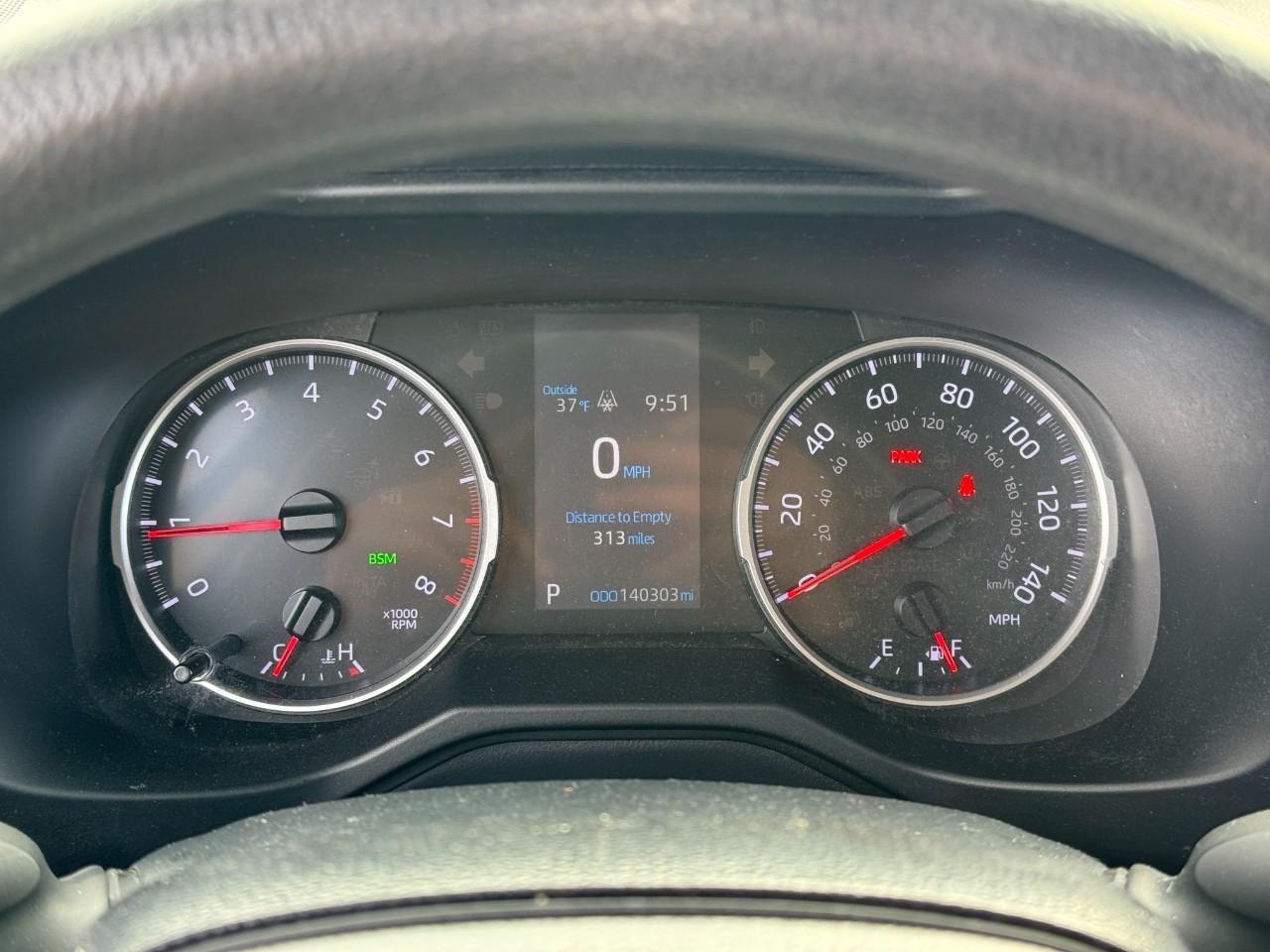 Toyota RAV4 Vehicle Full-screen Gallery Image 31