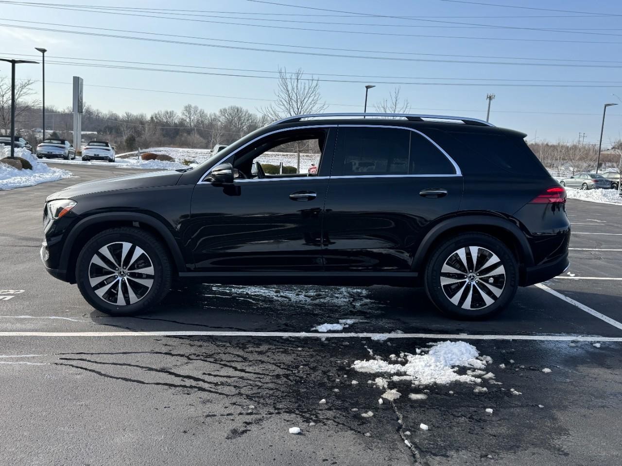 Mercedes-Benz GLE Vehicle Full-screen Gallery Image 2