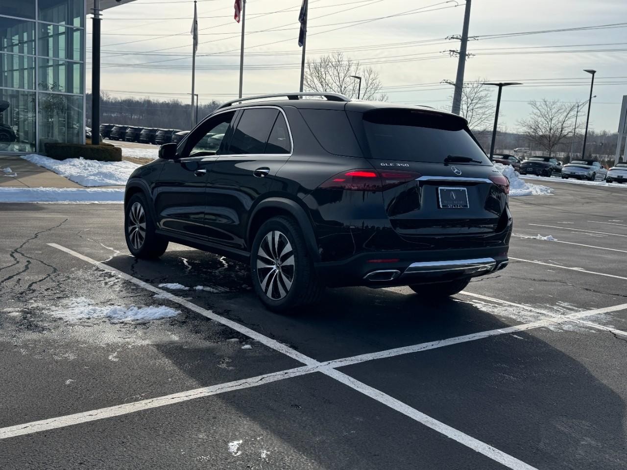 Mercedes-Benz GLE Vehicle Full-screen Gallery Image 3