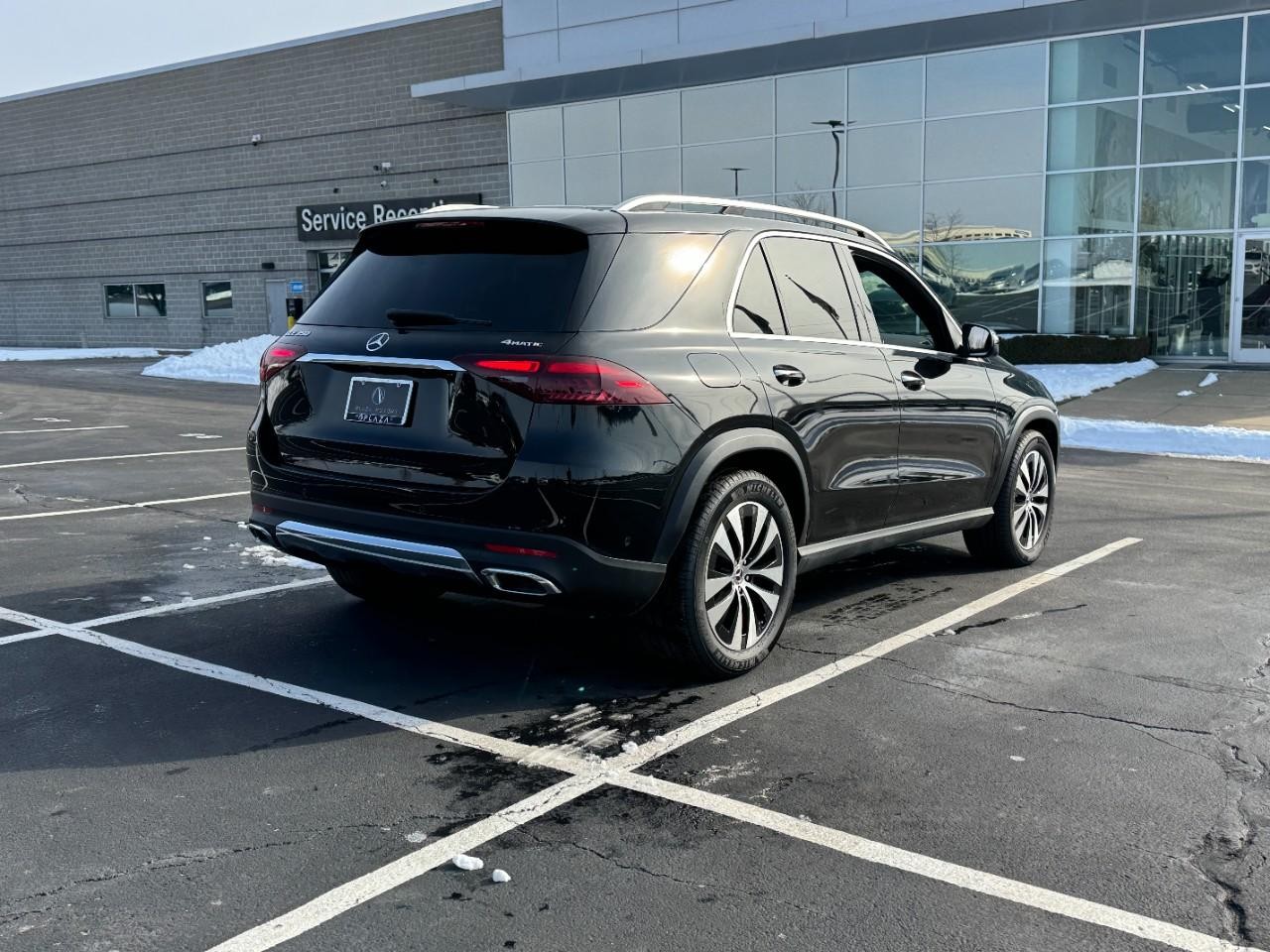 Mercedes-Benz GLE Vehicle Full-screen Gallery Image 4