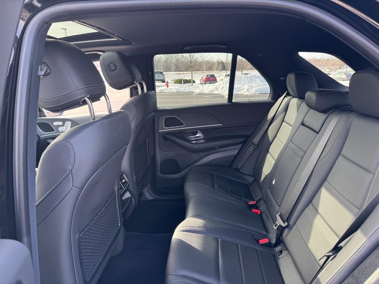 Mercedes-Benz GLE Vehicle Full-screen Gallery Image 8