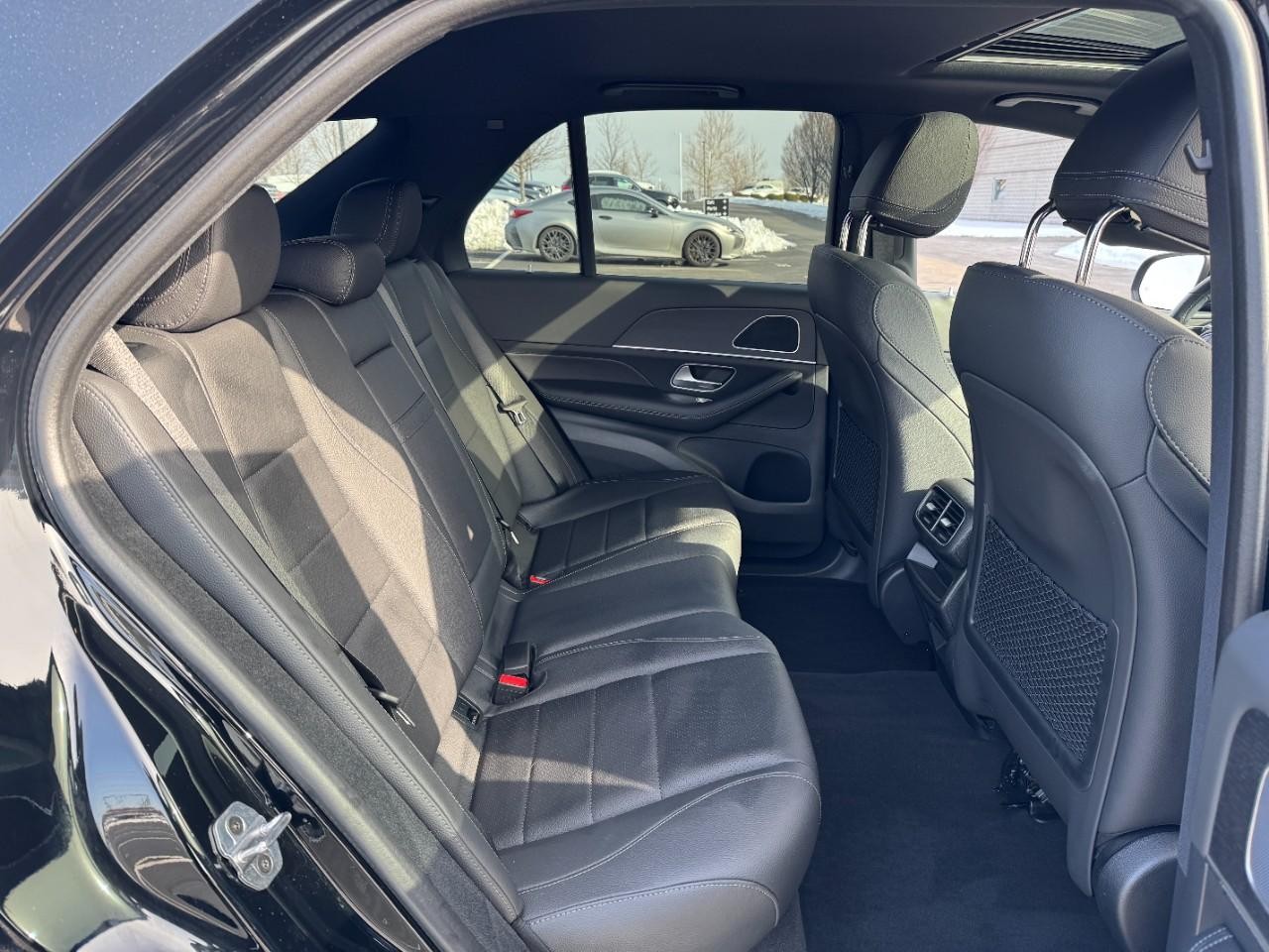 Mercedes-Benz GLE Vehicle Full-screen Gallery Image 10