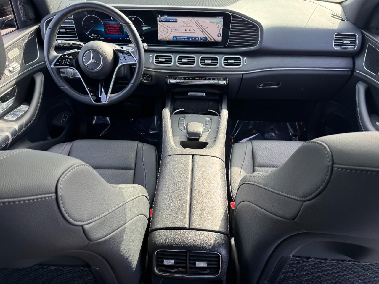Mercedes-Benz GLE Vehicle Full-screen Gallery Image 12