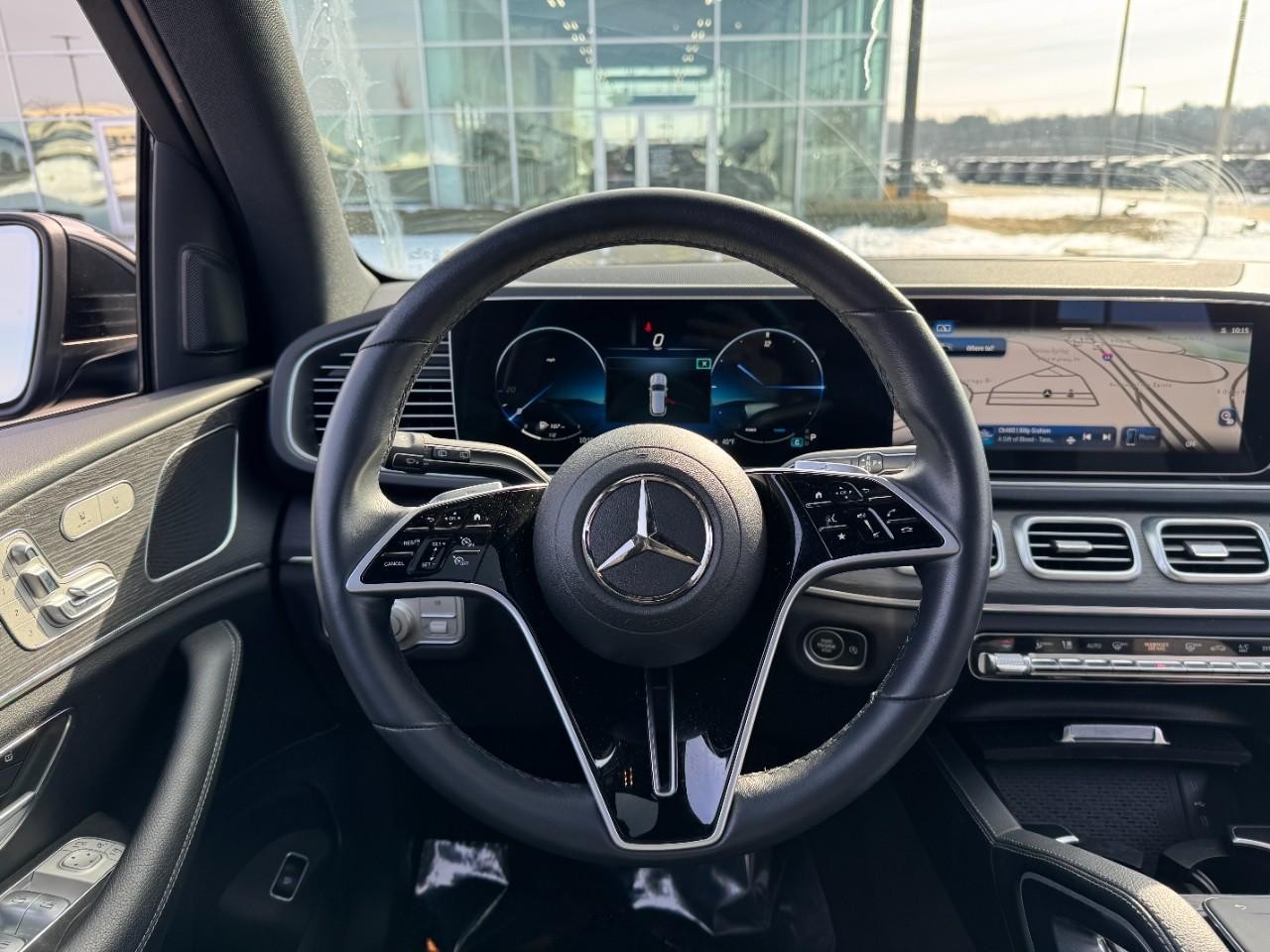 Mercedes-Benz GLE Vehicle Full-screen Gallery Image 13