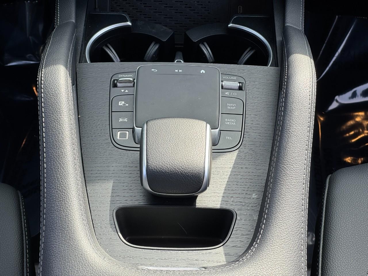 Mercedes-Benz GLE Vehicle Full-screen Gallery Image 15