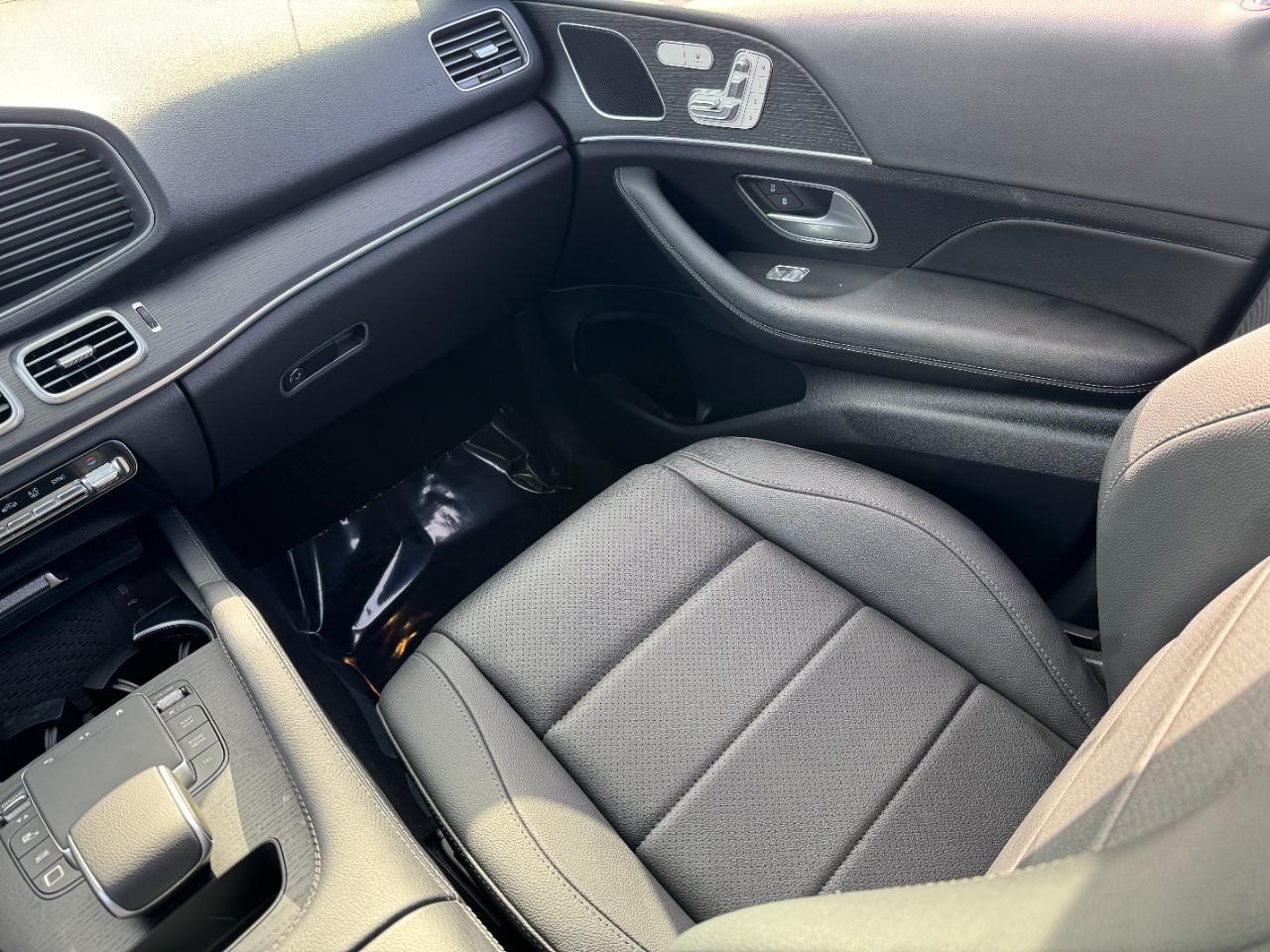 Mercedes-Benz GLE Vehicle Full-screen Gallery Image 16