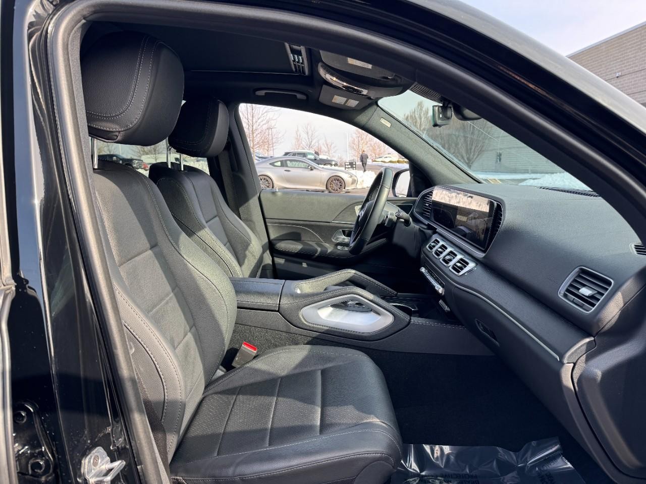 Mercedes-Benz GLE Vehicle Full-screen Gallery Image 17