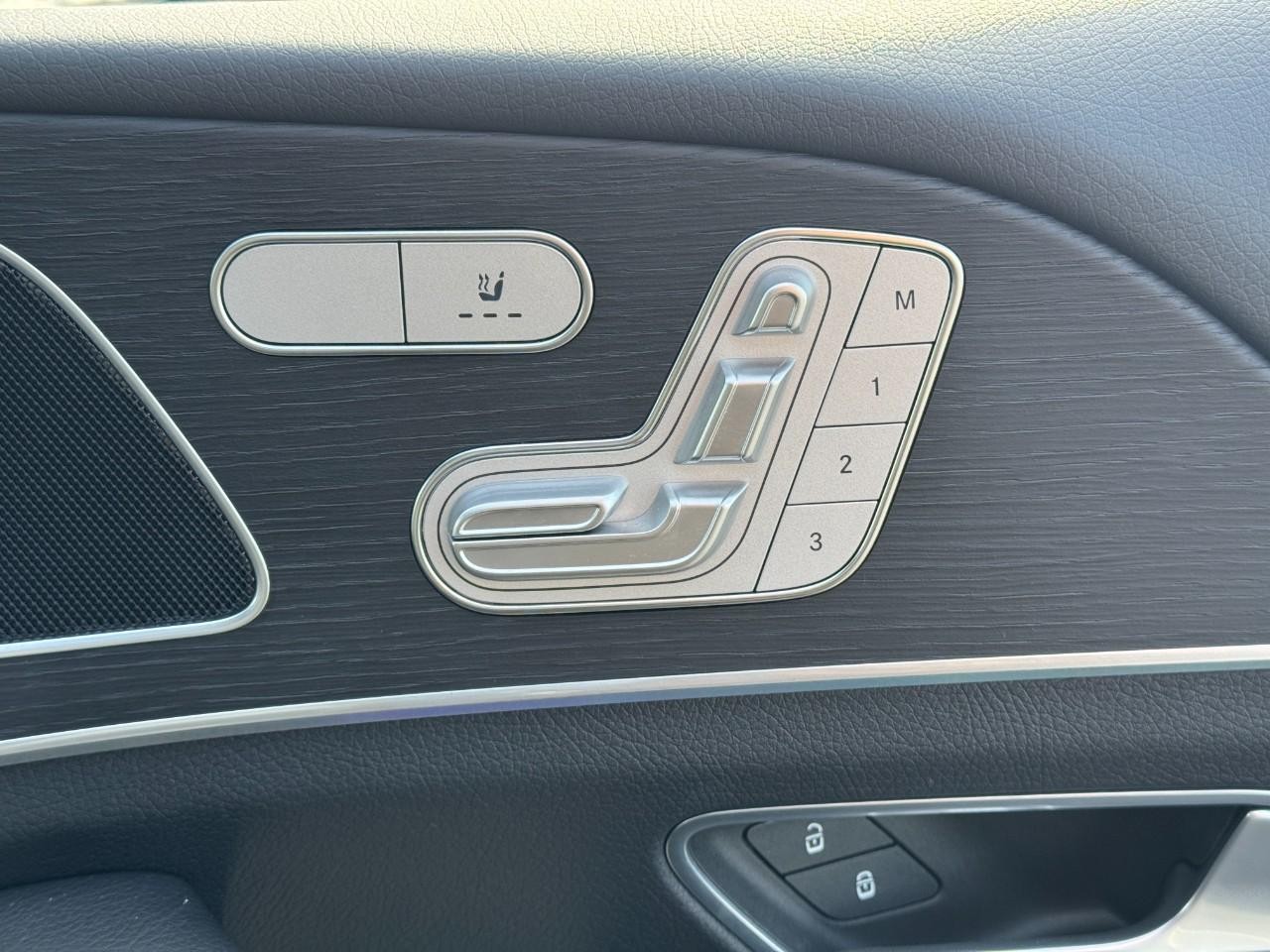 Mercedes-Benz GLE Vehicle Full-screen Gallery Image 20