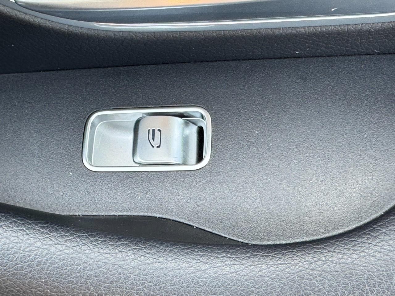 Mercedes-Benz GLE Vehicle Full-screen Gallery Image 22