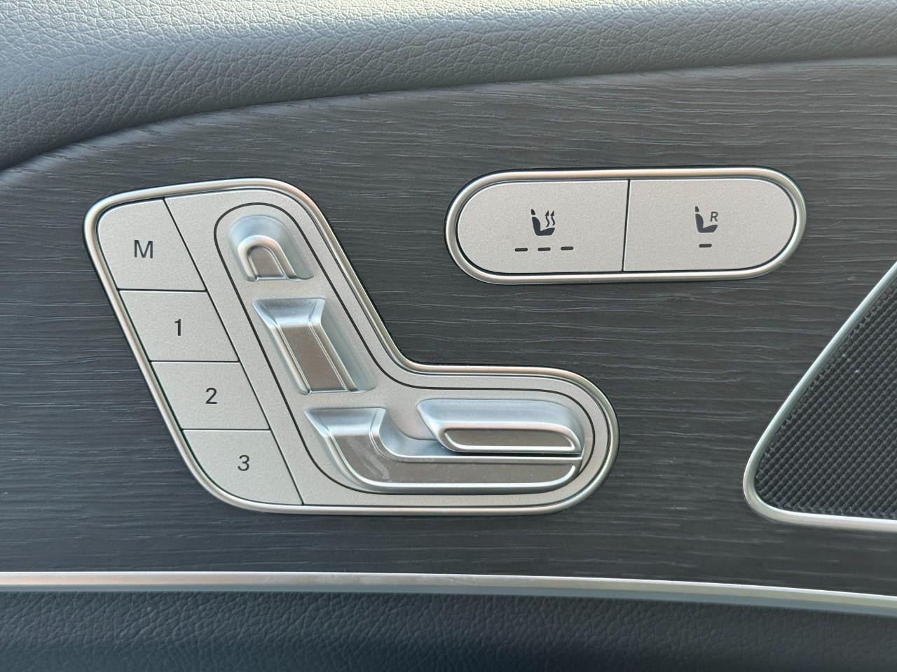 Mercedes-Benz GLE Vehicle Full-screen Gallery Image 23