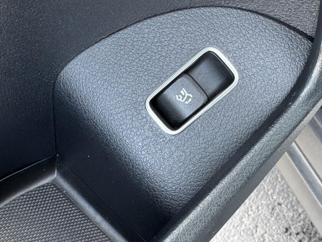 Mercedes-Benz GLE Vehicle Full-screen Gallery Image 26