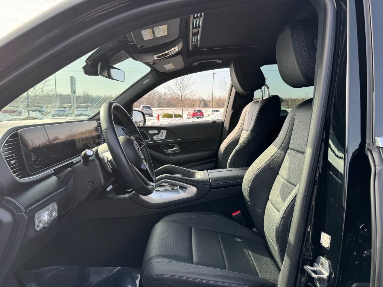 Mercedes-Benz GLE Vehicle Full-screen Gallery Image 27