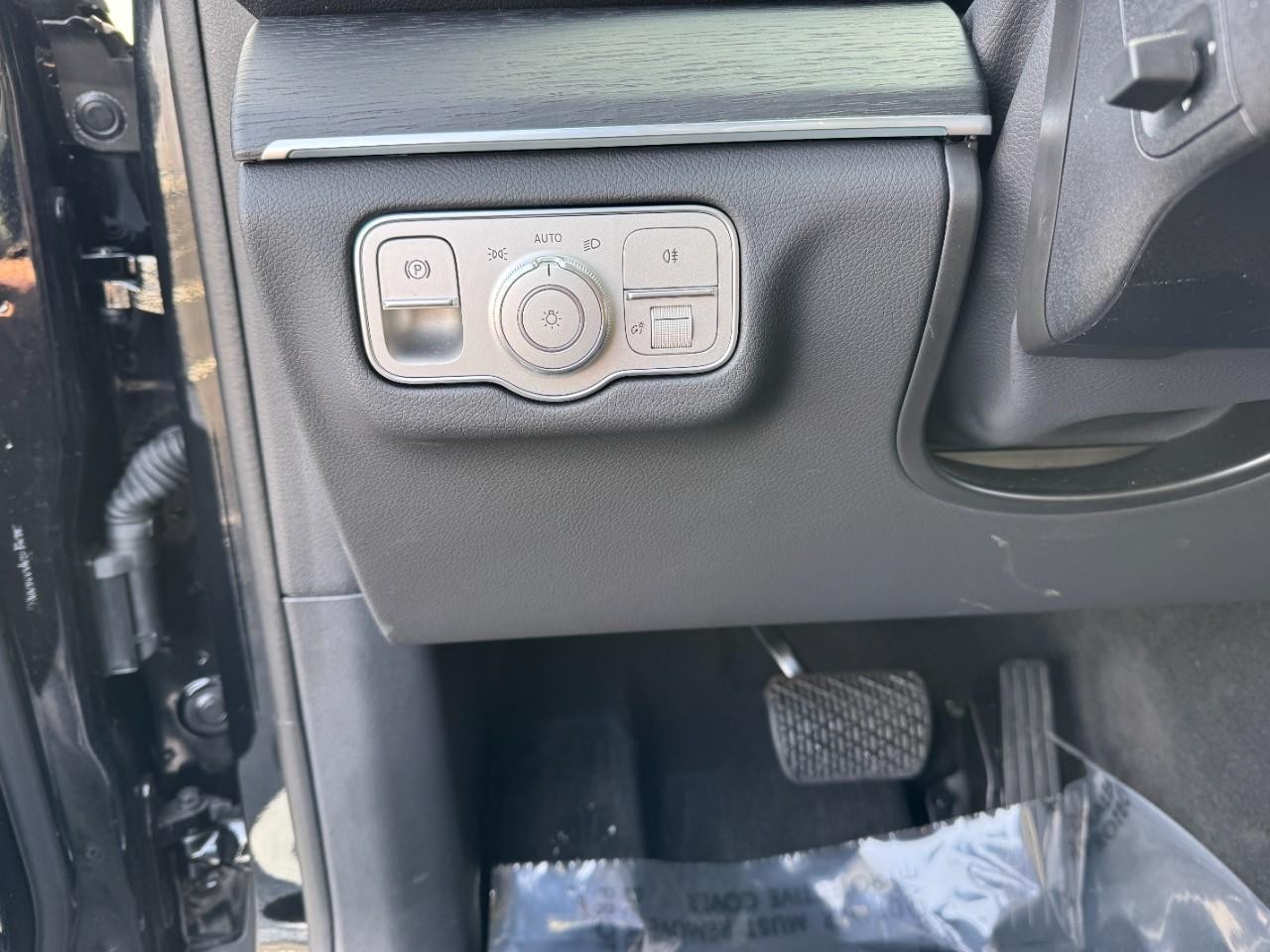 Mercedes-Benz GLE Vehicle Full-screen Gallery Image 30