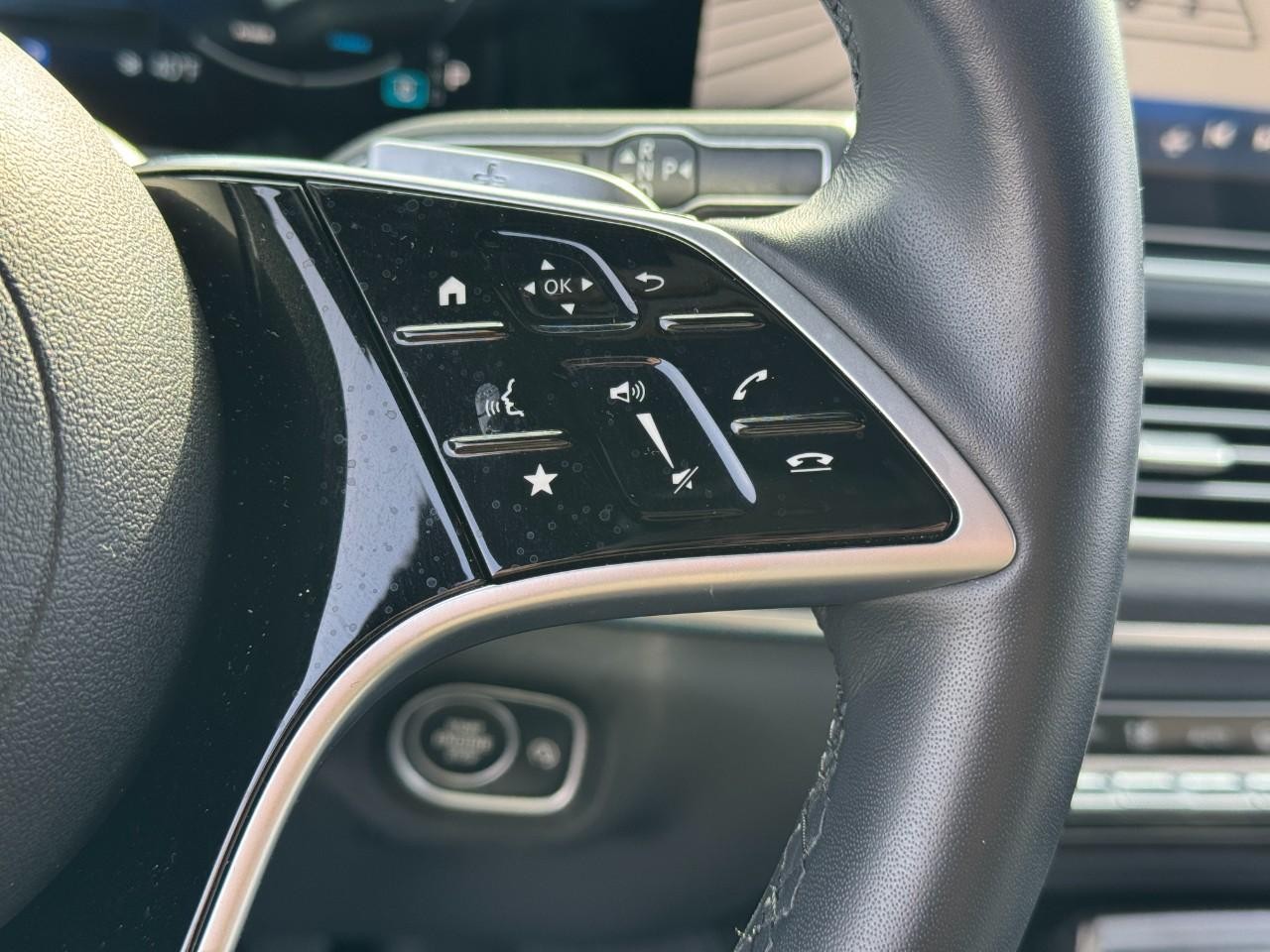 Mercedes-Benz GLE Vehicle Full-screen Gallery Image 32