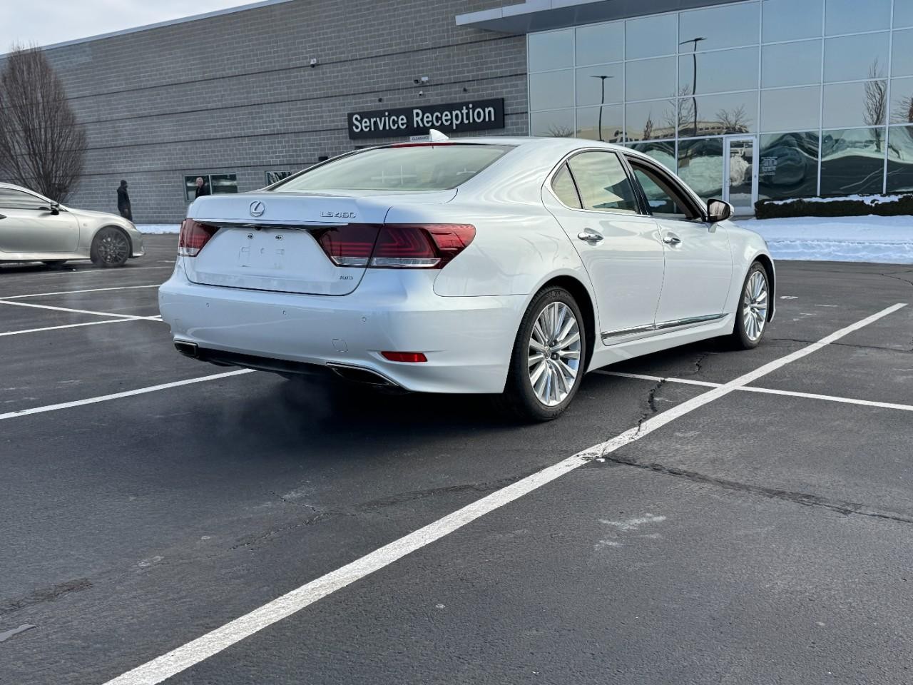 Lexus LS Vehicle Full-screen Gallery Image 4