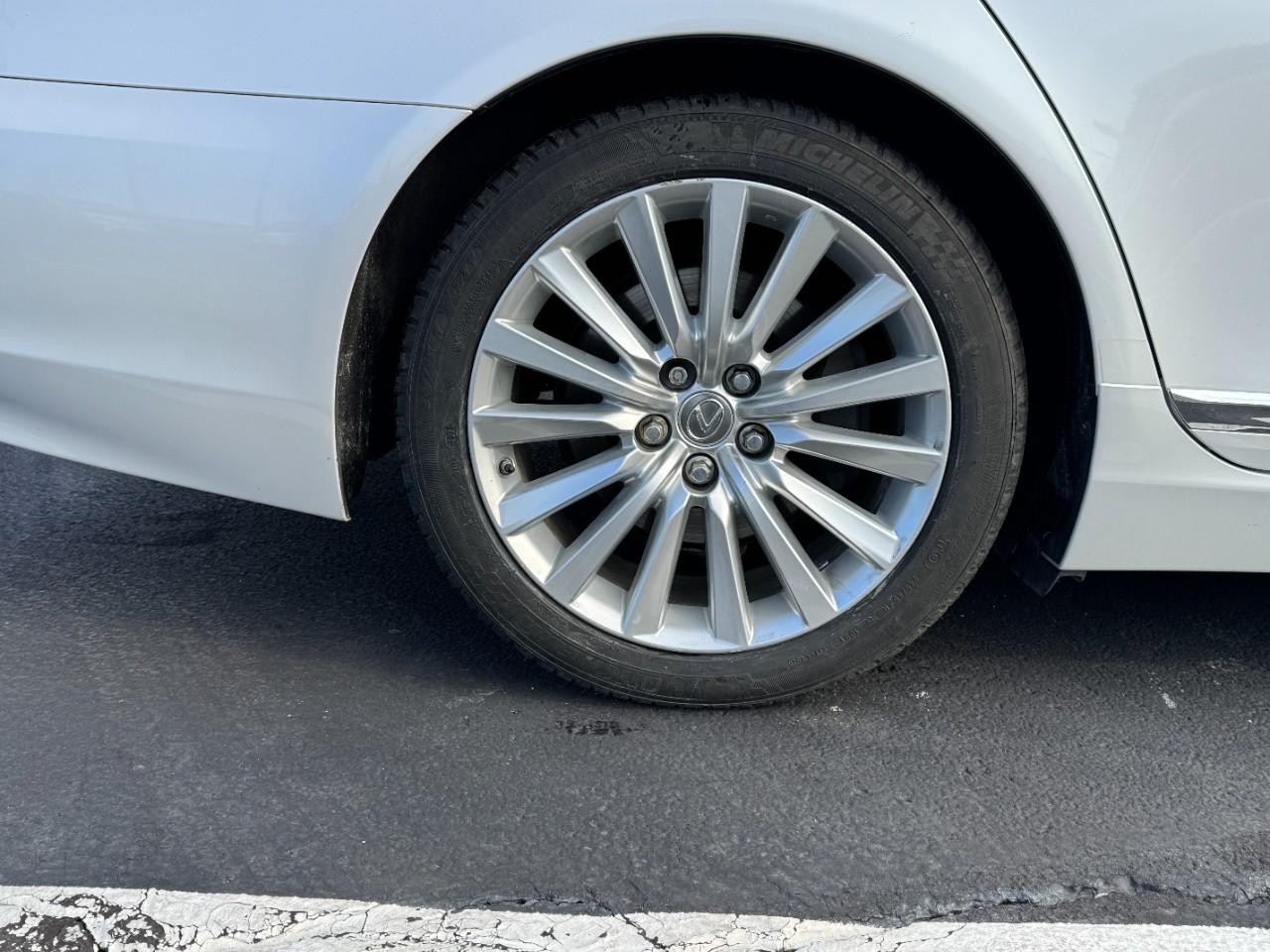 Lexus LS Vehicle Full-screen Gallery Image 5