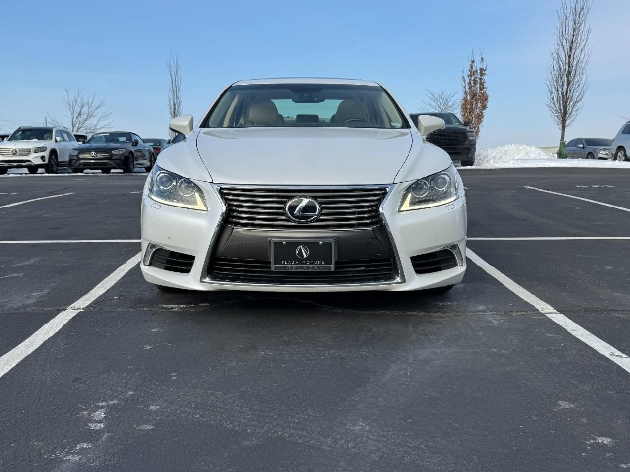 Lexus LS Vehicle Full-screen Gallery Image 7