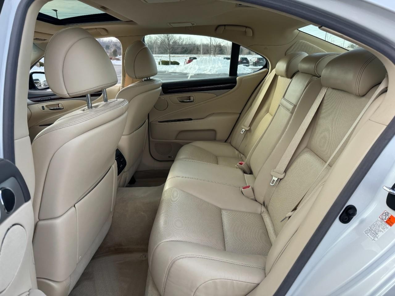 Lexus LS Vehicle Full-screen Gallery Image 8