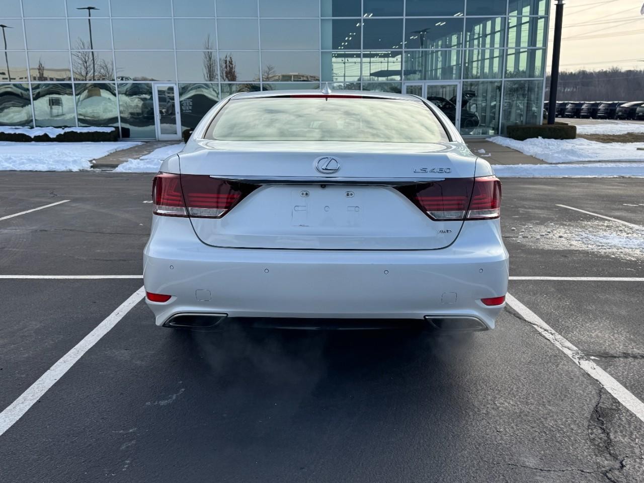 Lexus LS Vehicle Full-screen Gallery Image 9