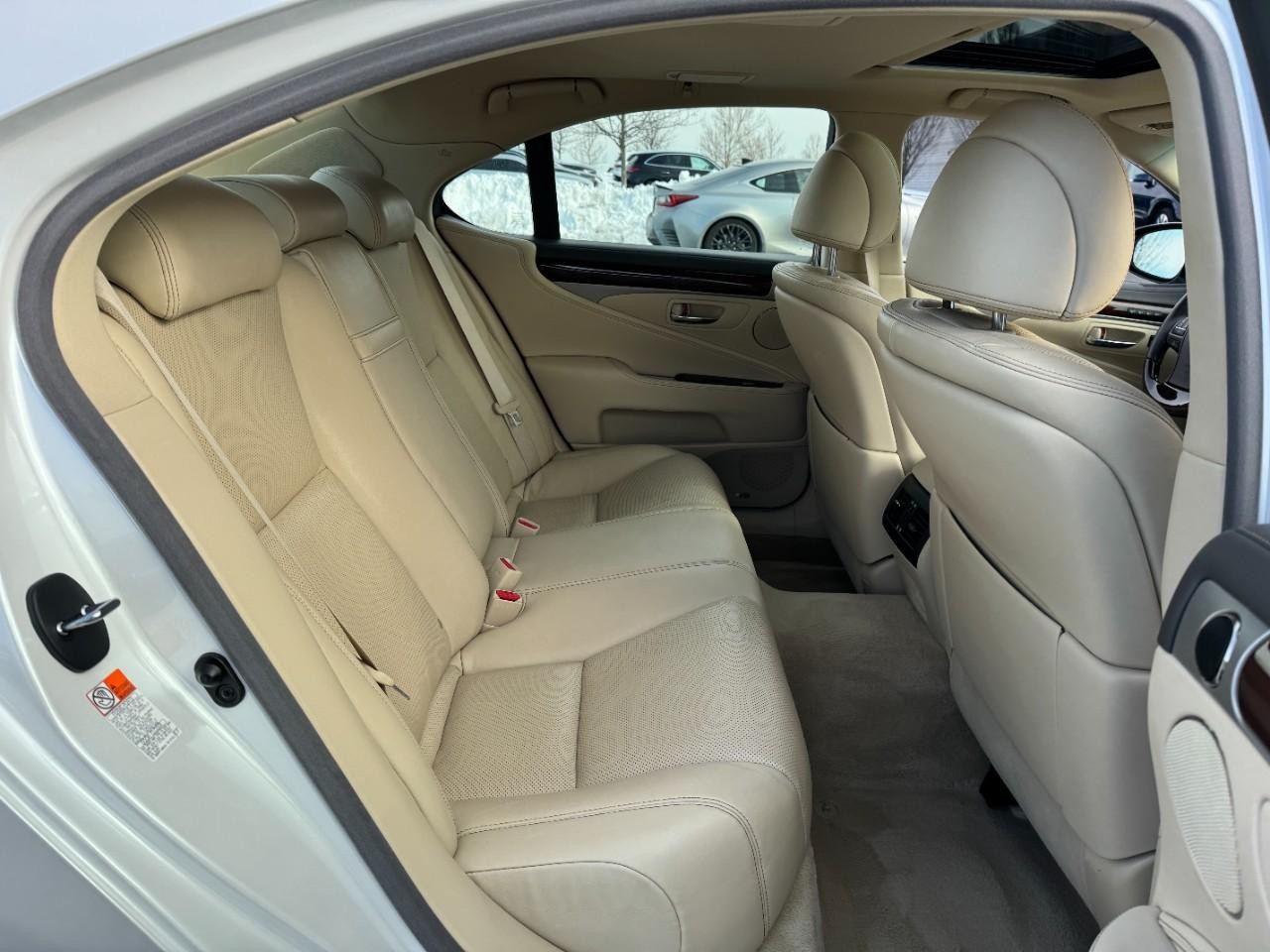 Lexus LS Vehicle Full-screen Gallery Image 10