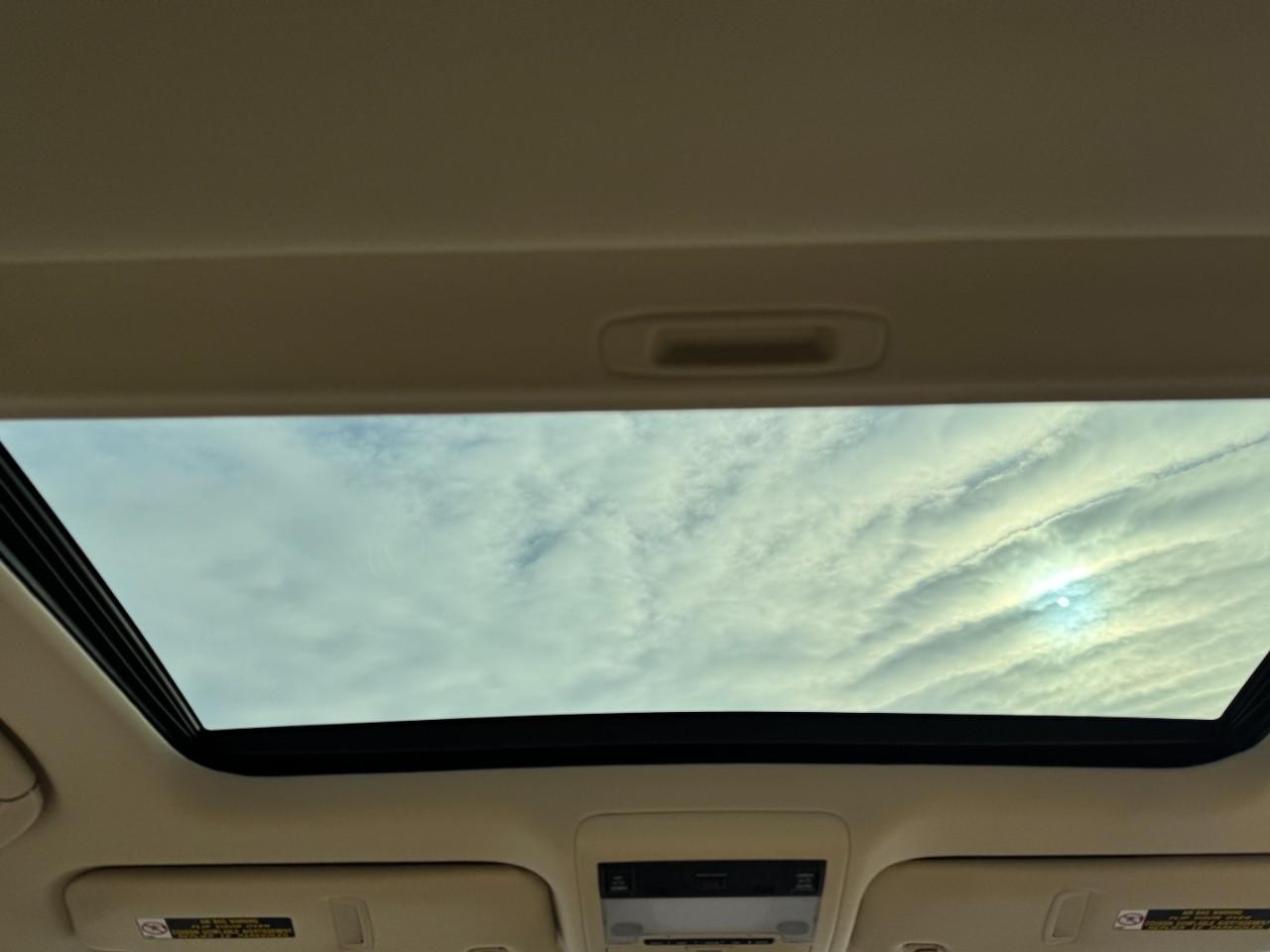 Lexus LS Vehicle Full-screen Gallery Image 11