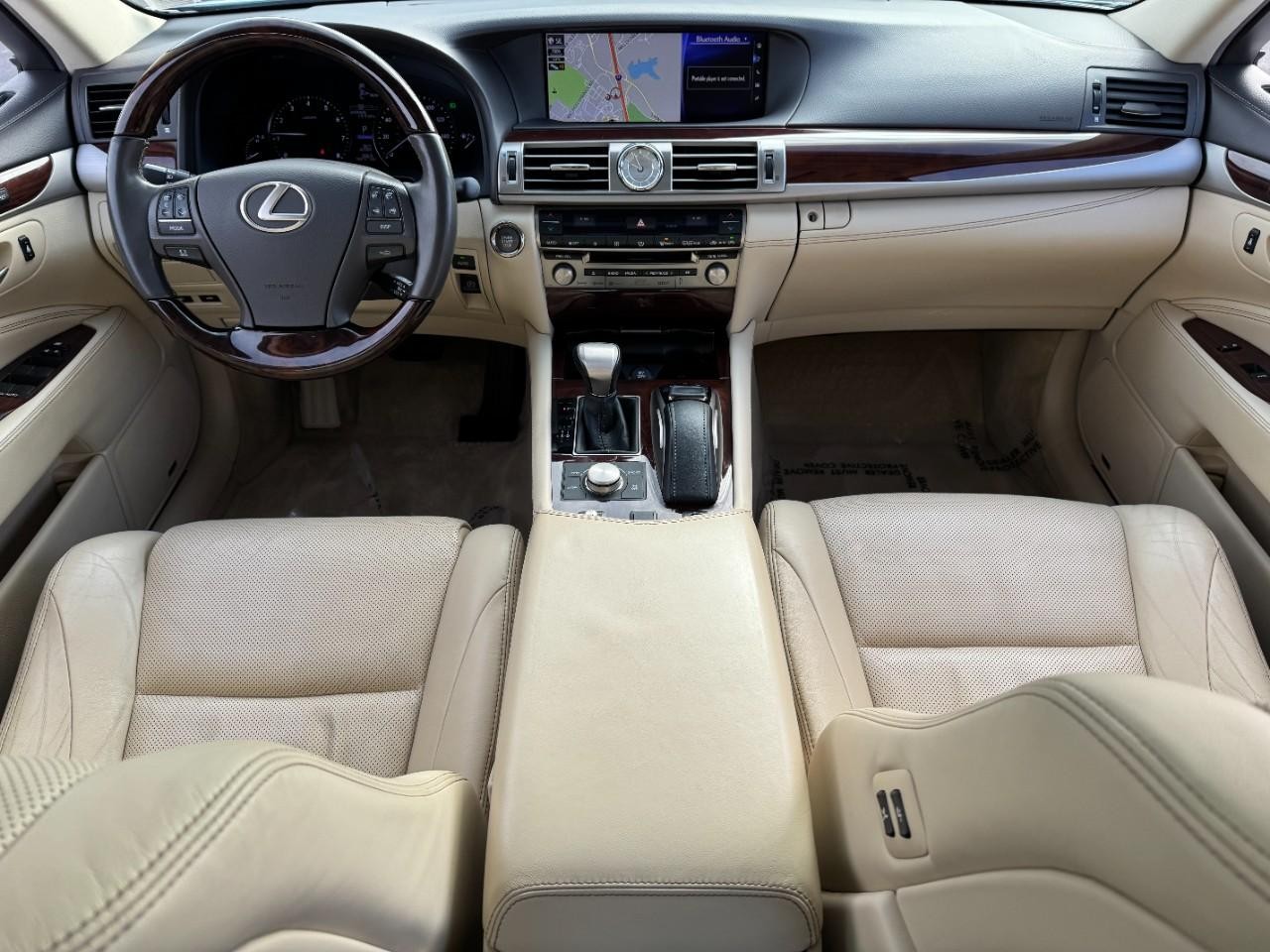 Lexus LS Vehicle Full-screen Gallery Image 12