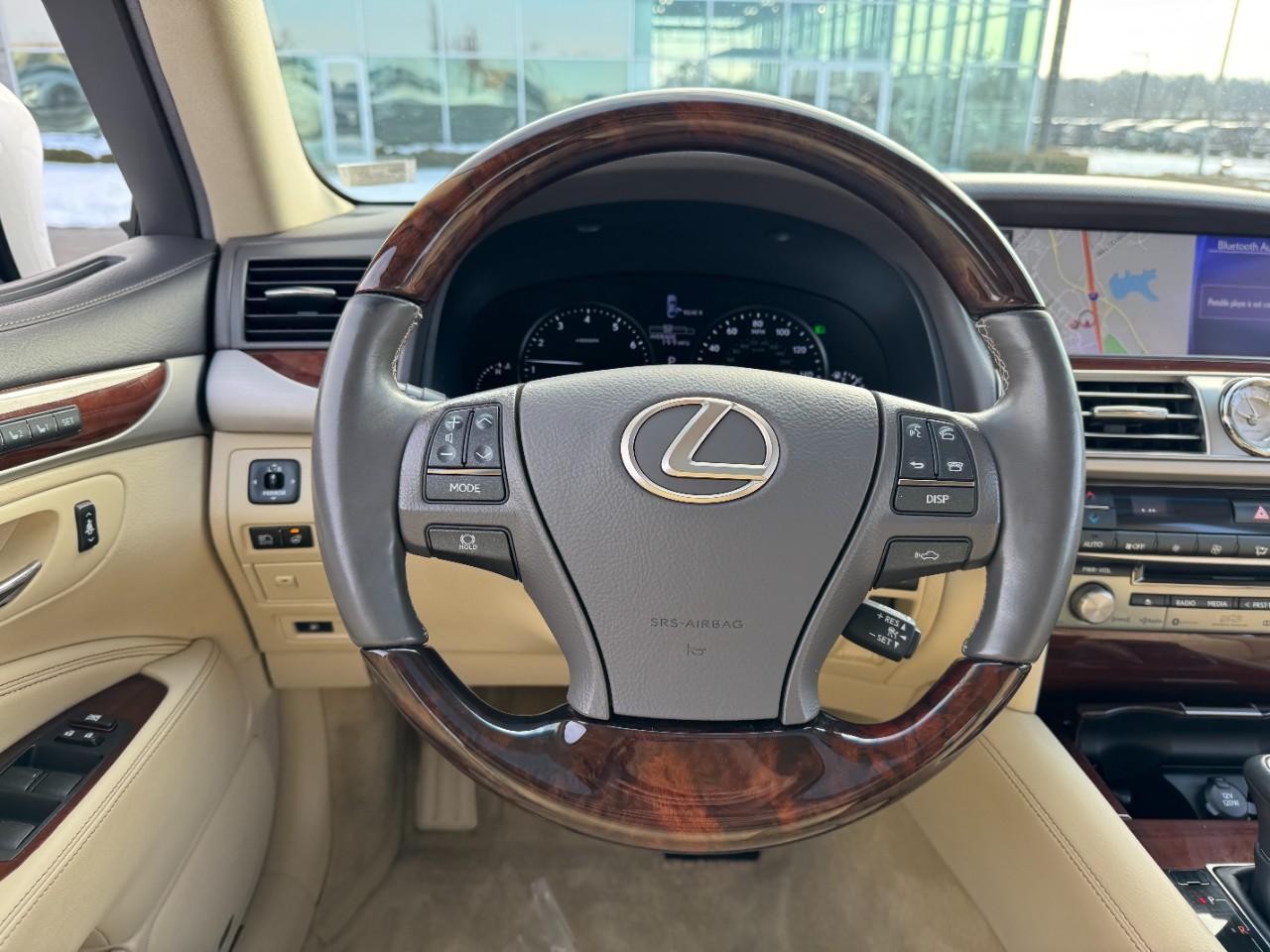 Lexus LS Vehicle Full-screen Gallery Image 13