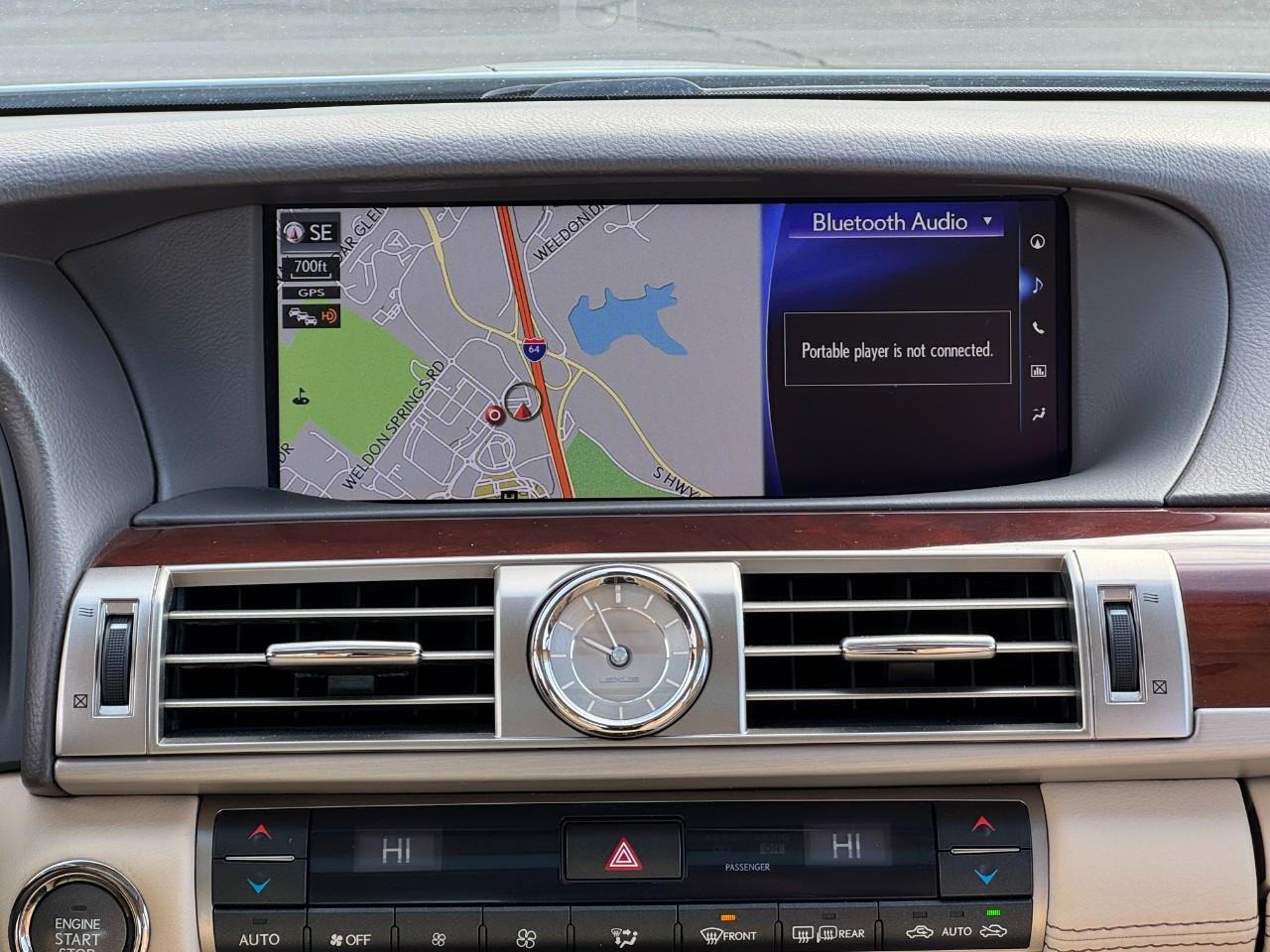 Lexus LS Vehicle Full-screen Gallery Image 14