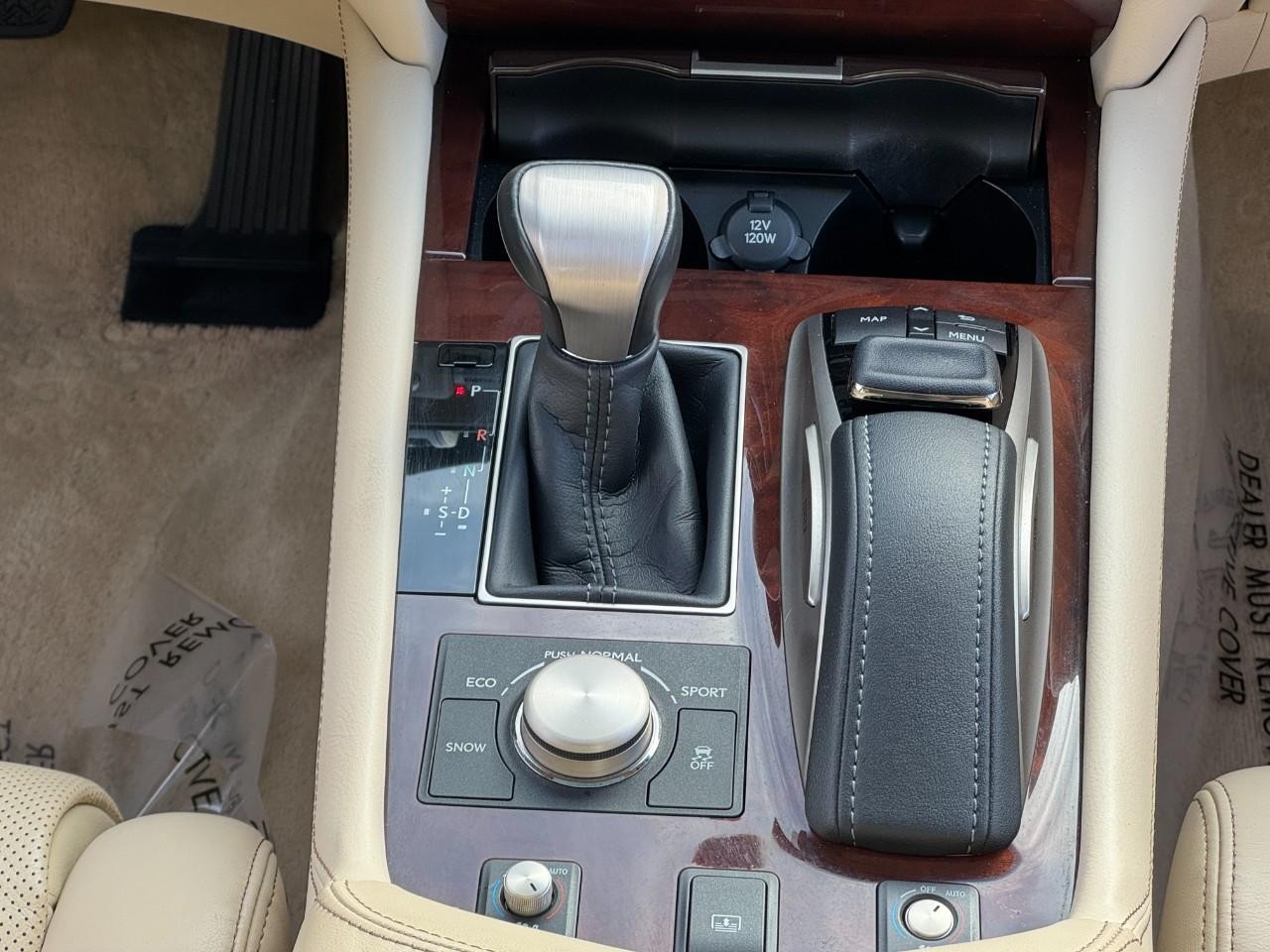 Lexus LS Vehicle Full-screen Gallery Image 16