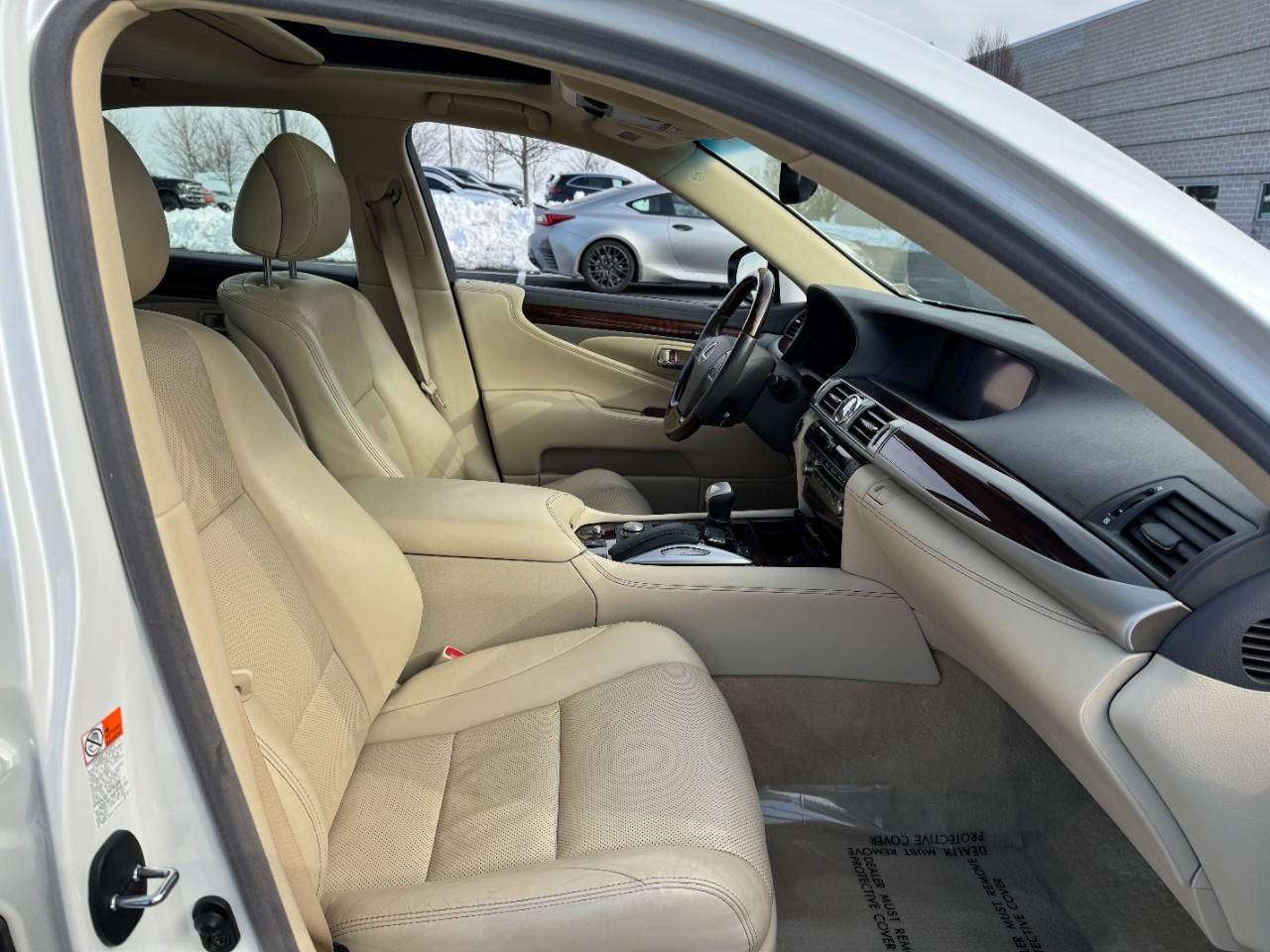 Lexus LS Vehicle Full-screen Gallery Image 18