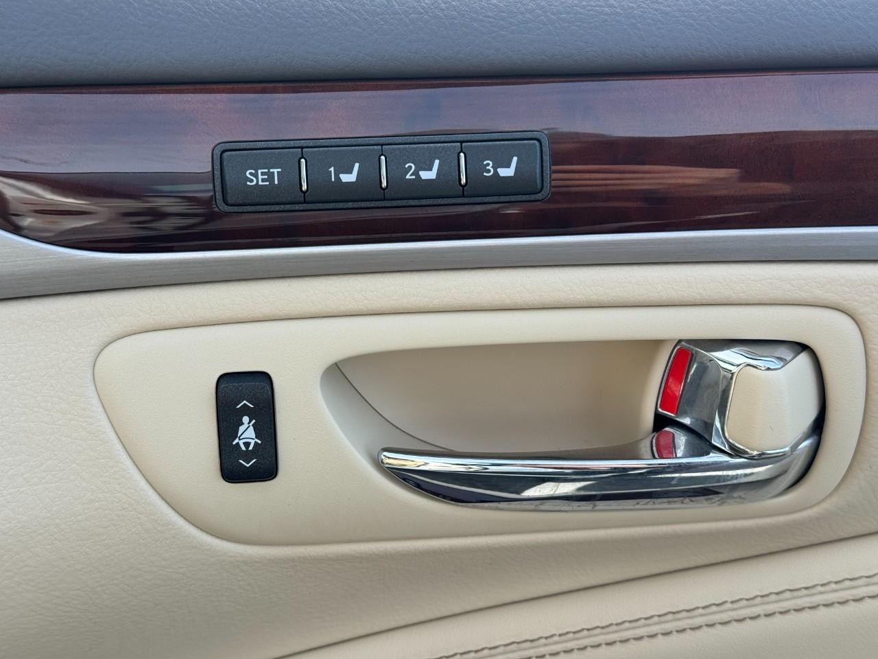 Lexus LS Vehicle Full-screen Gallery Image 21