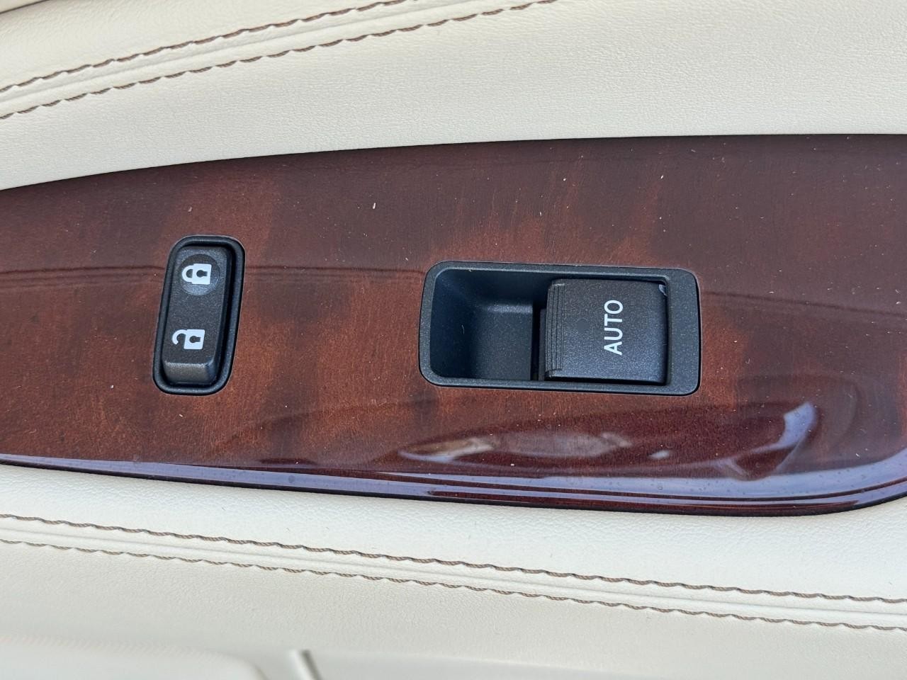 Lexus LS Vehicle Full-screen Gallery Image 22