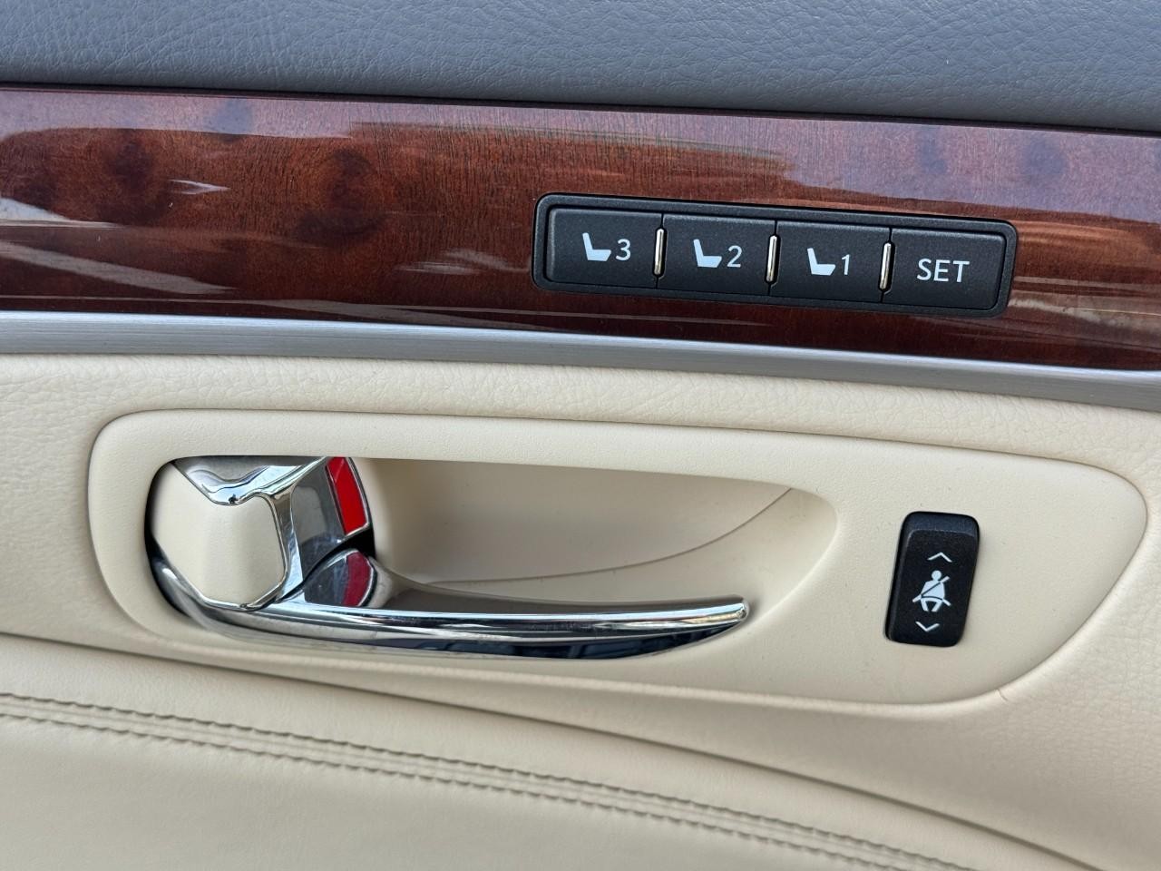 Lexus LS Vehicle Full-screen Gallery Image 23