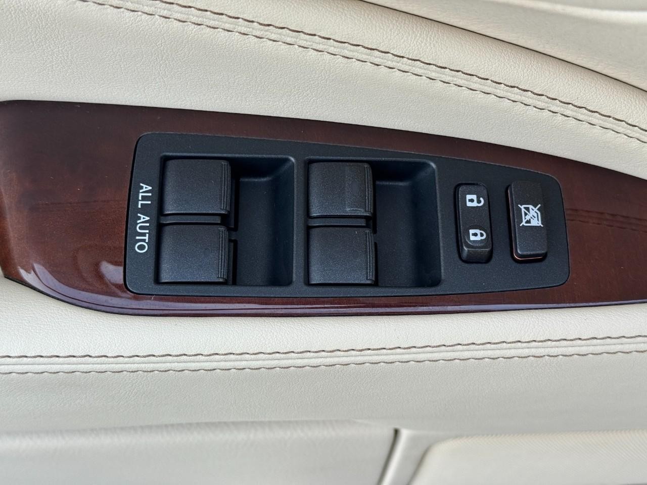 Lexus LS Vehicle Full-screen Gallery Image 24