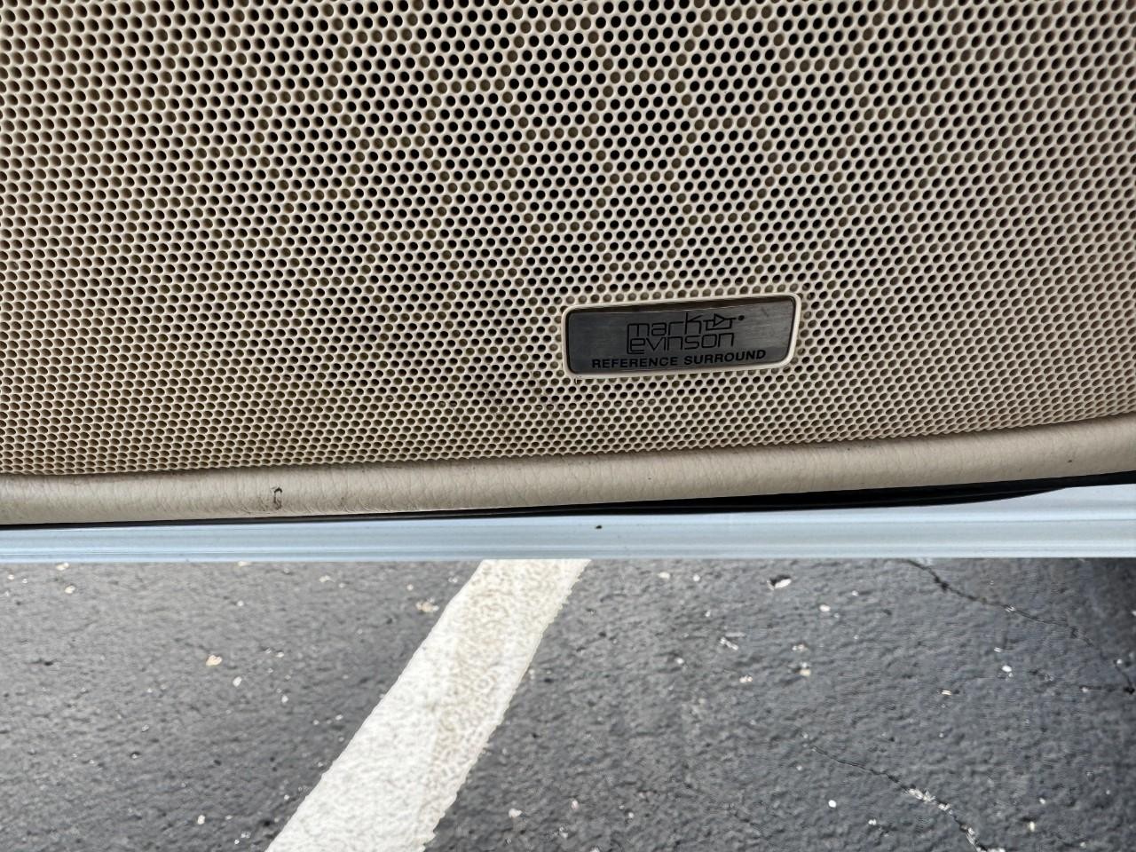 Lexus LS Vehicle Full-screen Gallery Image 25