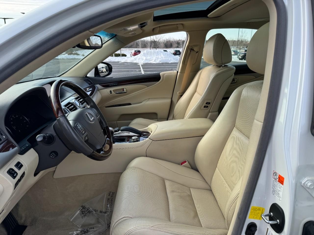 Lexus LS Vehicle Full-screen Gallery Image 26