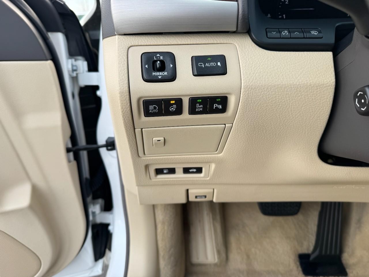 Lexus LS Vehicle Full-screen Gallery Image 29