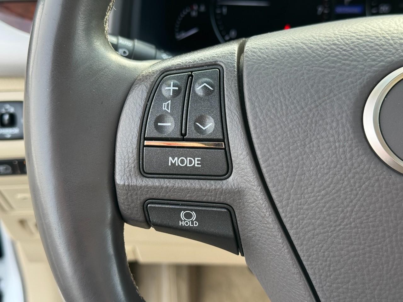 Lexus LS Vehicle Full-screen Gallery Image 30