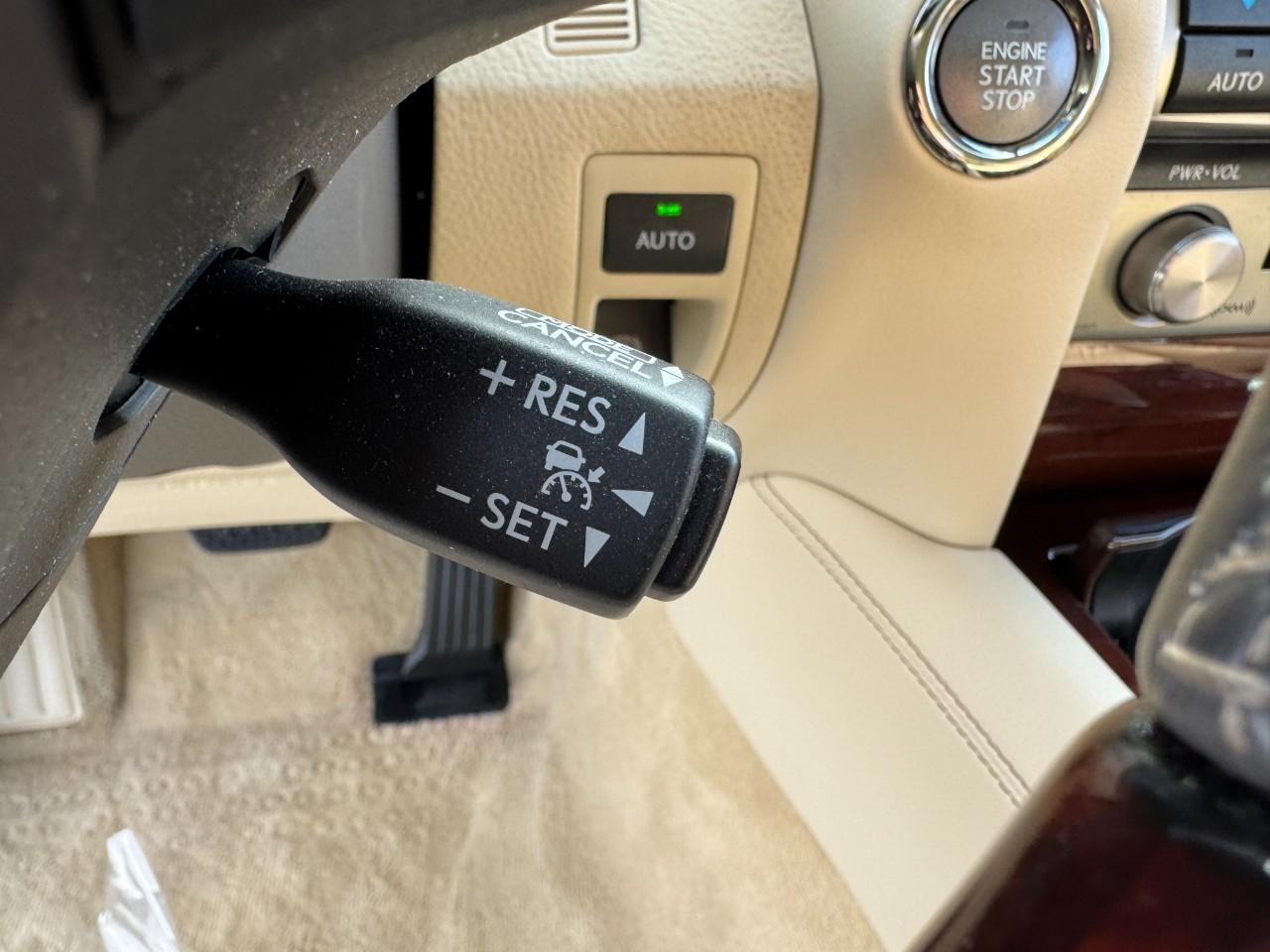 Lexus LS Vehicle Full-screen Gallery Image 32