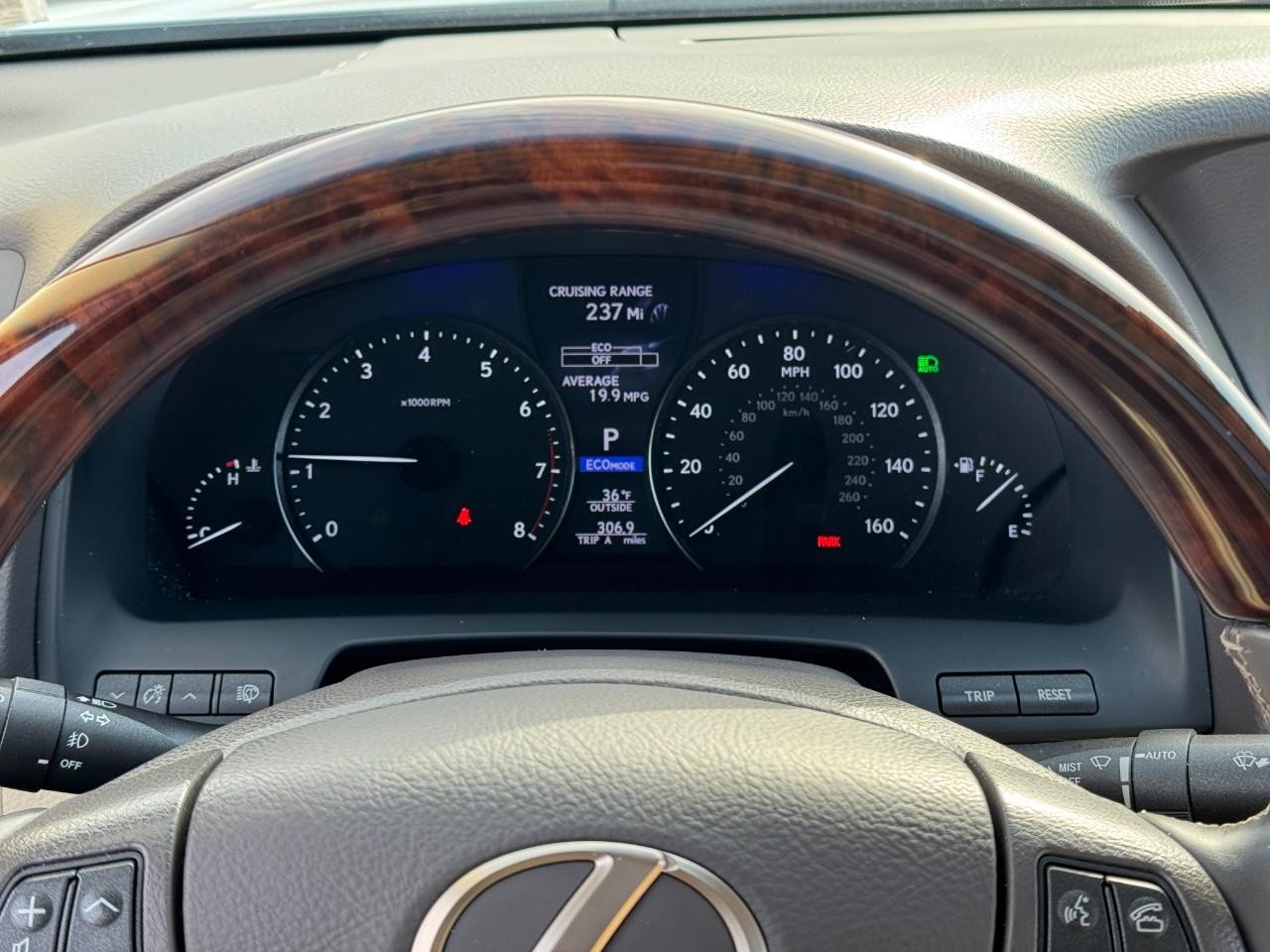 Lexus LS Vehicle Full-screen Gallery Image 33