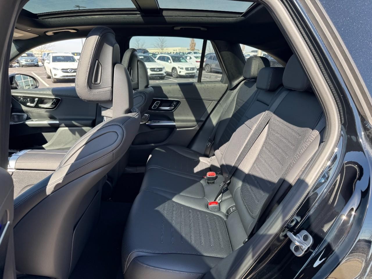 Mercedes-Benz GLC Vehicle Full-screen Gallery Image 8