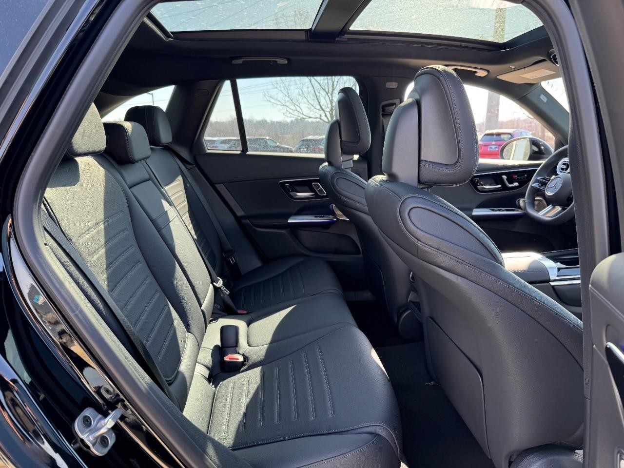 Mercedes-Benz GLC Vehicle Full-screen Gallery Image 10